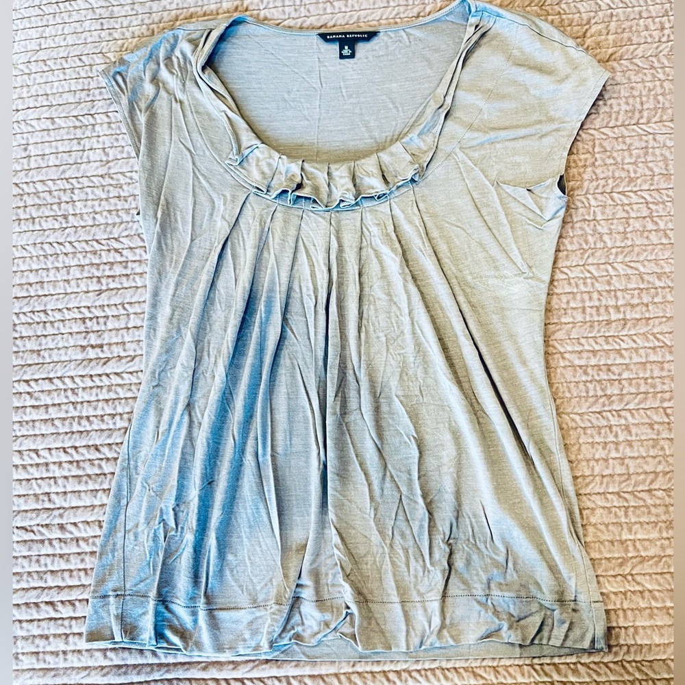 Banana Republic M womens silver top, pleated neckline, drapy, flowy. VGUC.